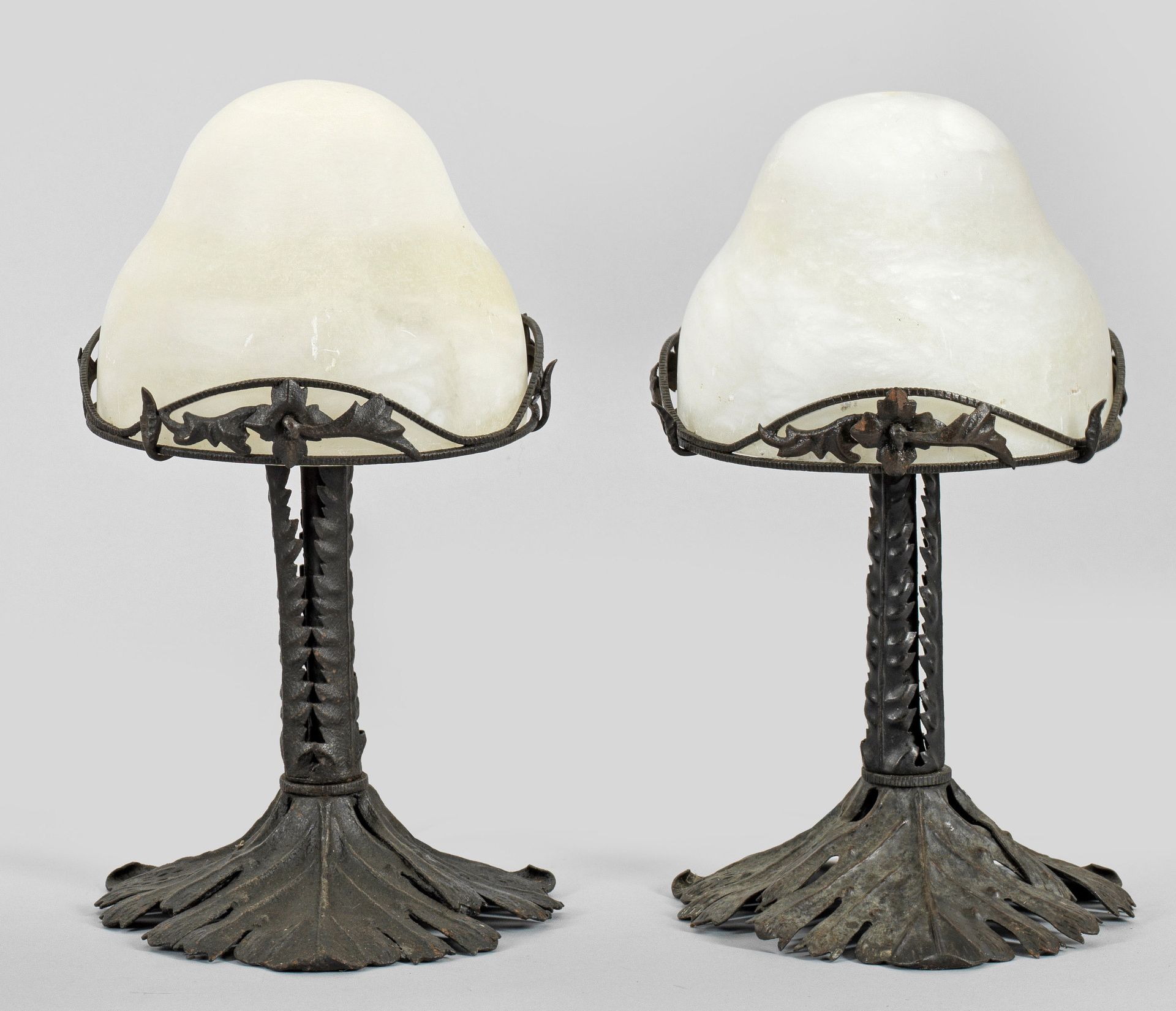 Null Coppia di lampade da tavolo Art Nouveau, a 1 luce; metallo, alabastro patin&hellip;