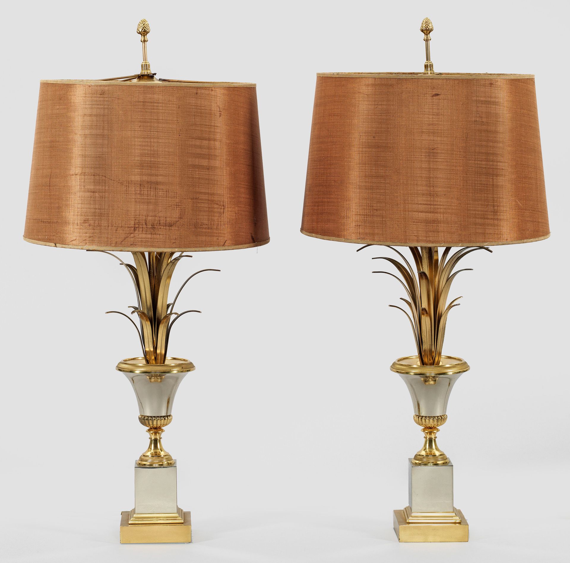 Null Coppia di lampade da tavolo decorative nello stile della Maison Jansen, a 3&hellip;