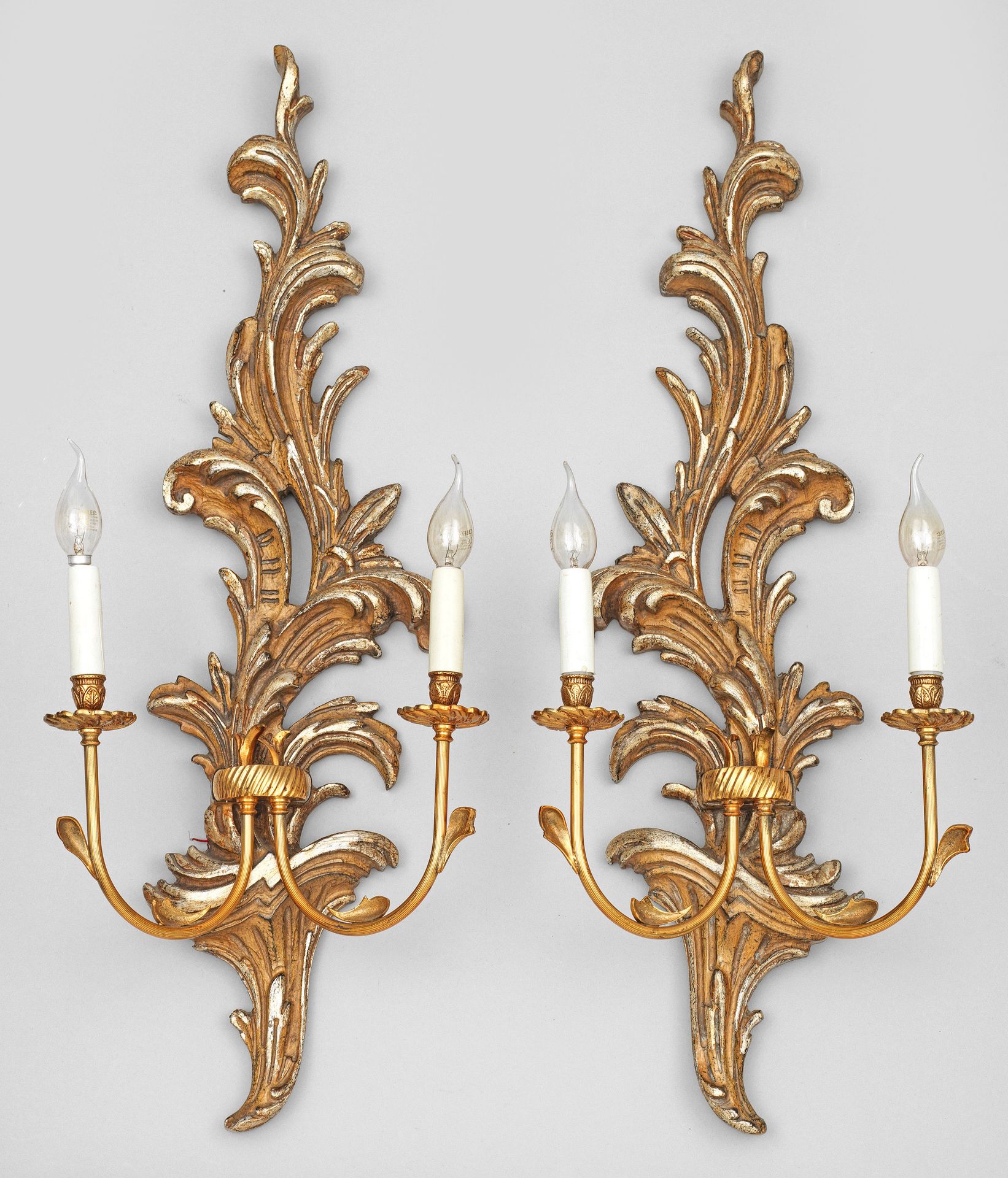 Null Coppia di applique decorative a 2 luci; legno, intagliato a rilievo, dipint&hellip;