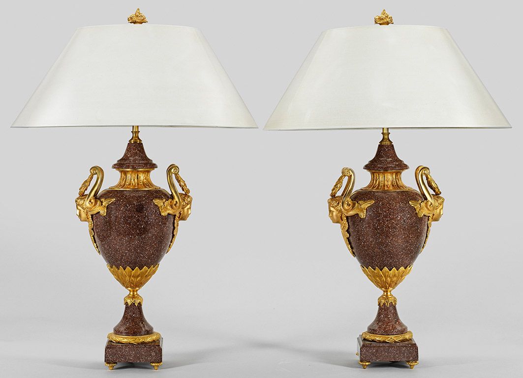 Null Paire de grandes lampes de table Napoléon III à 2 branches ; porphyre veiné&hellip;
