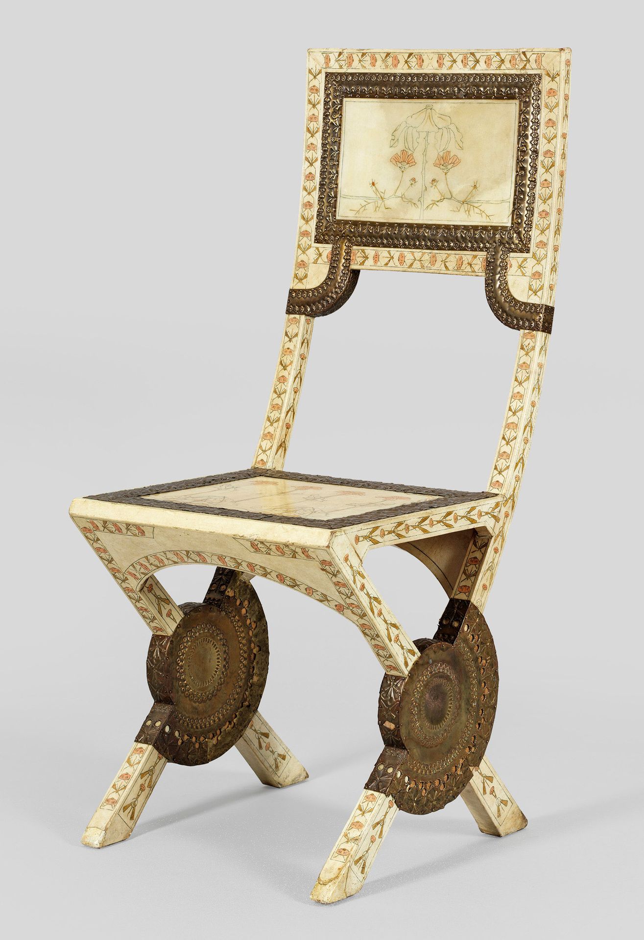 Null Carlo Bugatti 制作的极为罕见的优雅 "Coquelicot "沙龙椅
木质中轴，表面覆盖羊皮纸。镂空铜质压花和精致的多色彩绘。精致的框架&hellip;