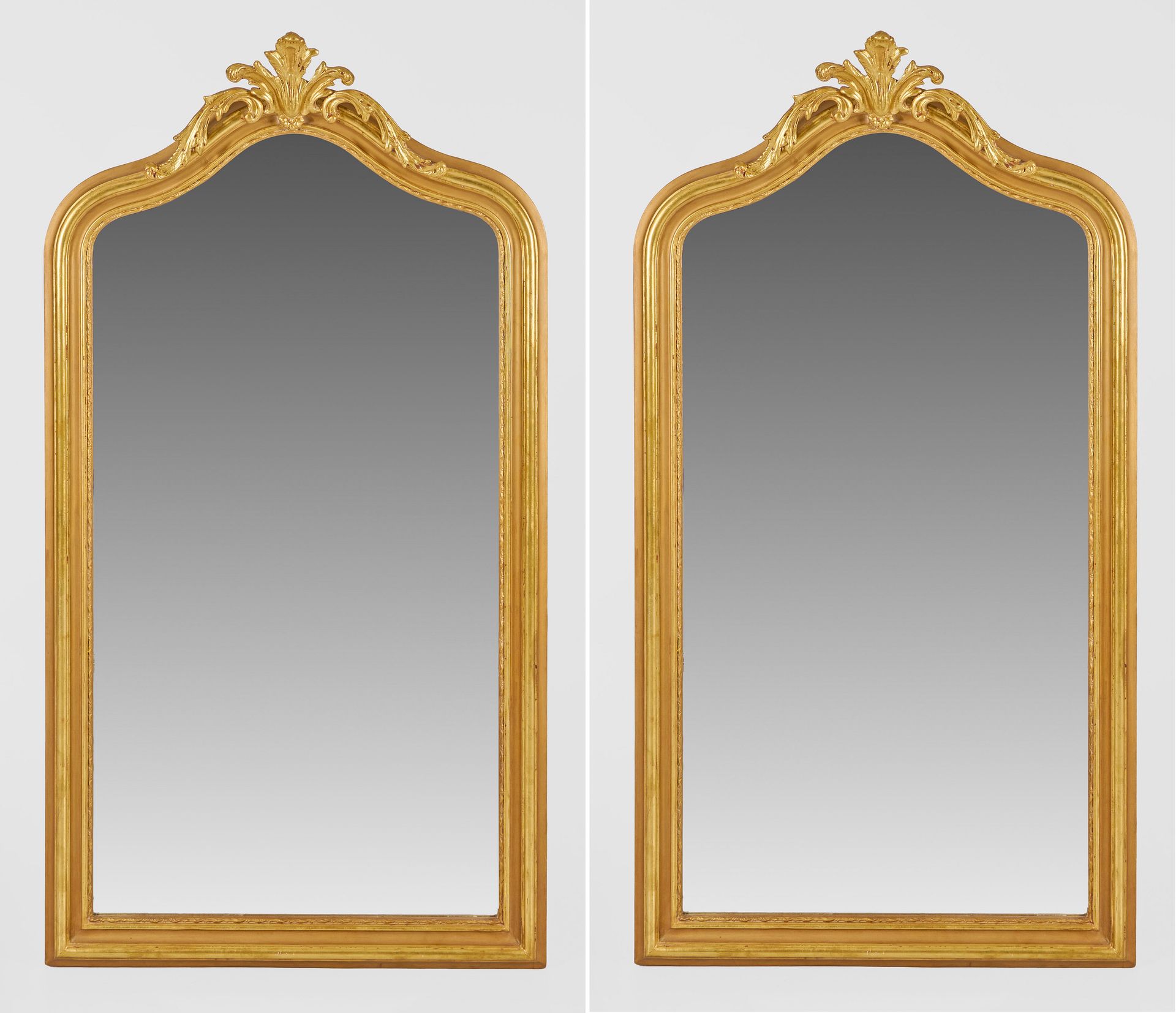 Null Paire de grands miroirs muraux en bois, stuqués et dorés. Cadre de miroir p&hellip;