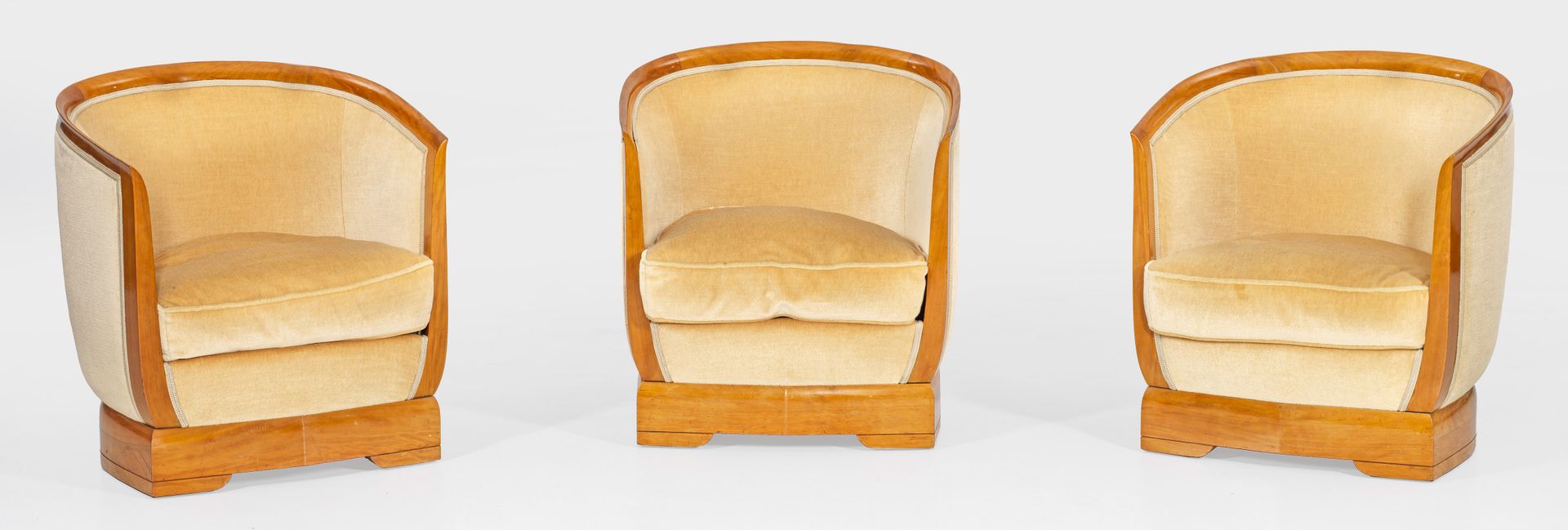 Null Three small Art Déco cherrywood club chairs. Horseshoe-shaped, elegantly cu&hellip;