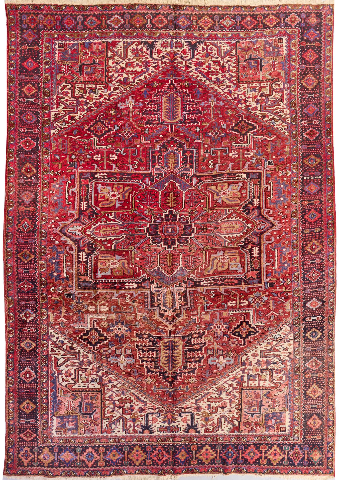 Null Grand tapis Heriz ancien Perse. Vers 1950, laine sur coton. Dans le champ i&hellip;