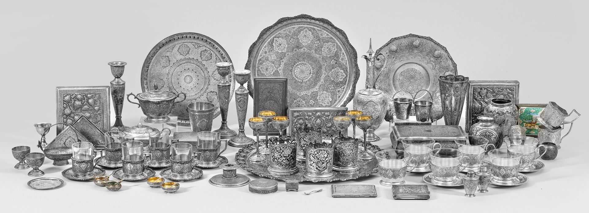 Null Vaste collection d'accessoires de table de l'époque de la dynastie Pahlavi.&hellip;
