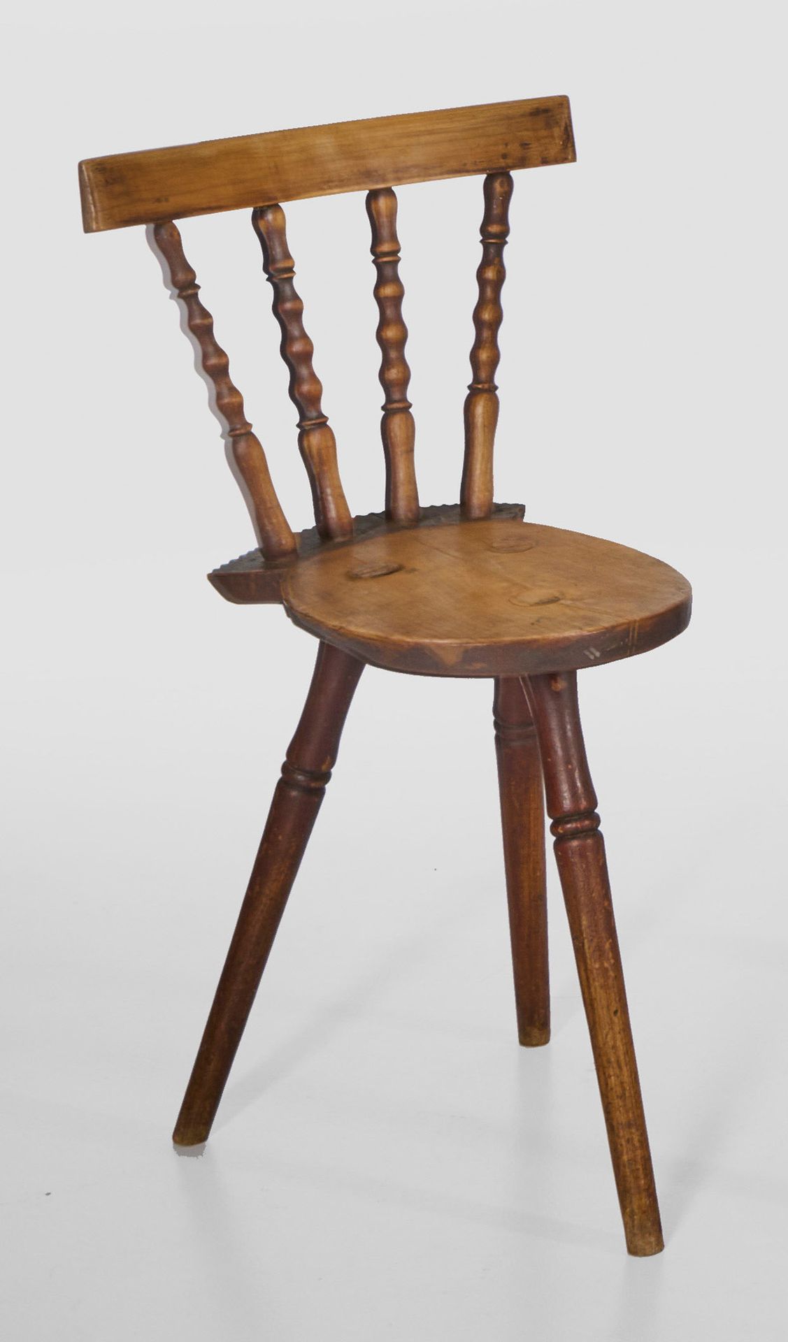 Null Dreibein-Stuhl Kirschbaum. Gerundete Sitzfläche auf schräggestellten Balust&hellip;