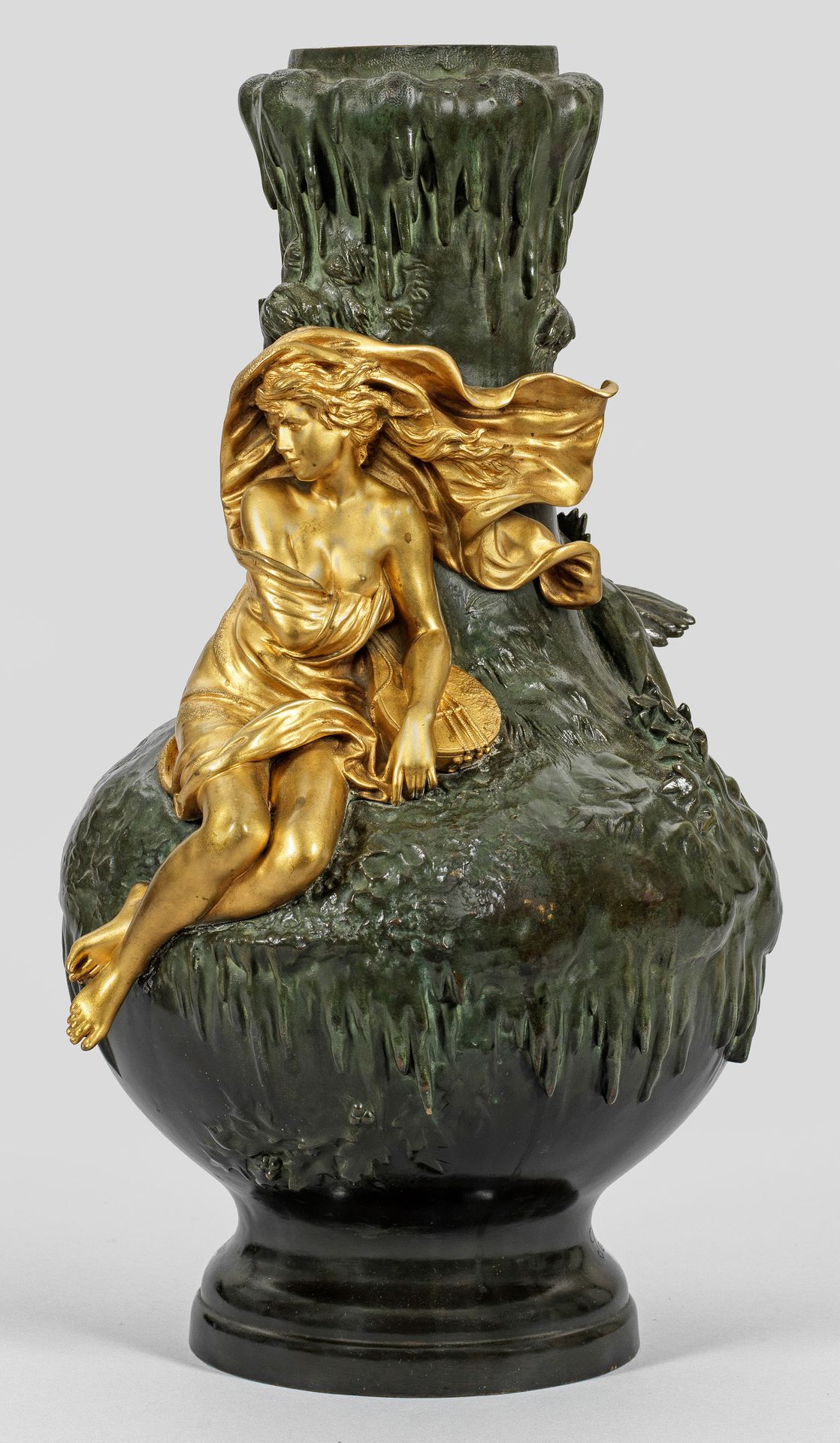 Null 查尔斯-乔治-费维尔-苏安（1847 年，勒芒 - 1925 年，同上）
带欧律狄刻的新艺术花瓶
青铜、橄榄色铜锈和镀金，1897 年，已签名并刻有 &hellip;