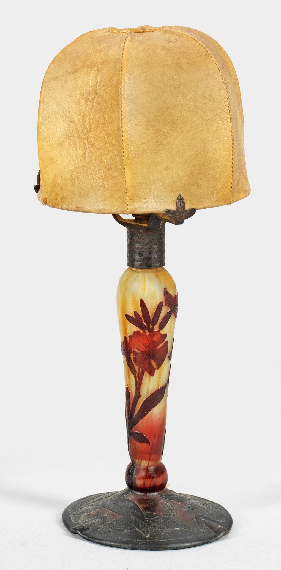 Null Lampe de table Art Nouveau à 1 pied ; pied en verre overlay avec décor de b&hellip;