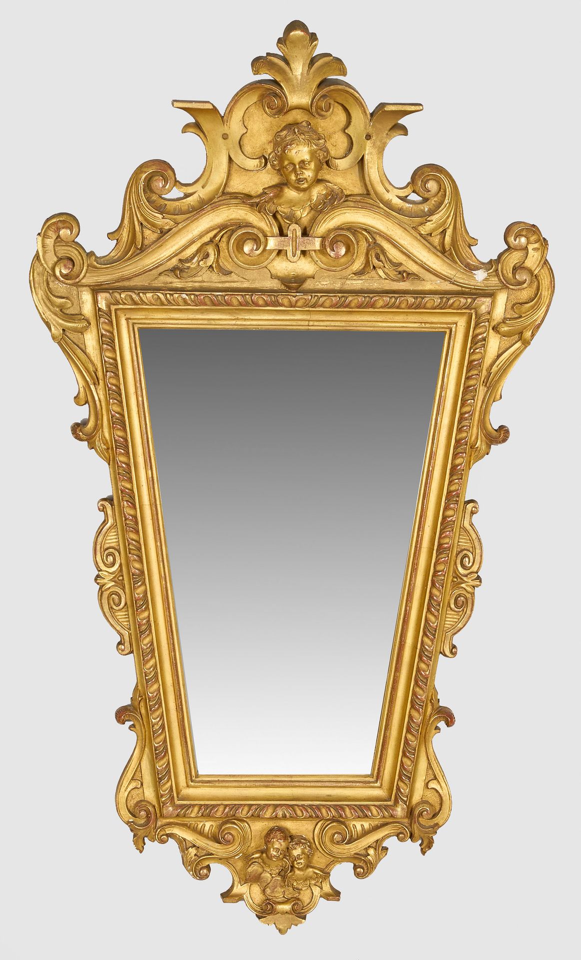 Null 拿破仑三世壁镜，木质，粉刷和镀金。梯形模制镜框，四周环绕着各种涡形图案。与之相对应的是由卷曲涡形图案组成的镜冠，镜冠与中央的菩提树头相互映衬。其余部分&hellip;