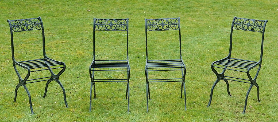 Null Juego de cuatro sillas de jardín basadas en un diseño de Karl Friedrich Sch&hellip;