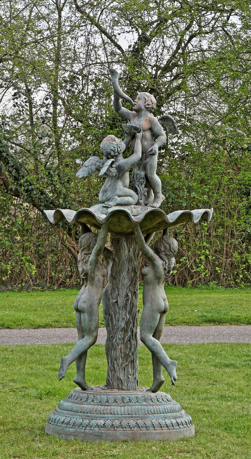 Null 大型青铜雕像公园喷泉。三个雕刻完整的年轻女性裸体像站立在圆形底座上，底座上饰有丰富的装饰性刺桐和舌状中楣。她们各站在一只脚尖上，支撑着贝壳状的大喷泉碗&hellip;