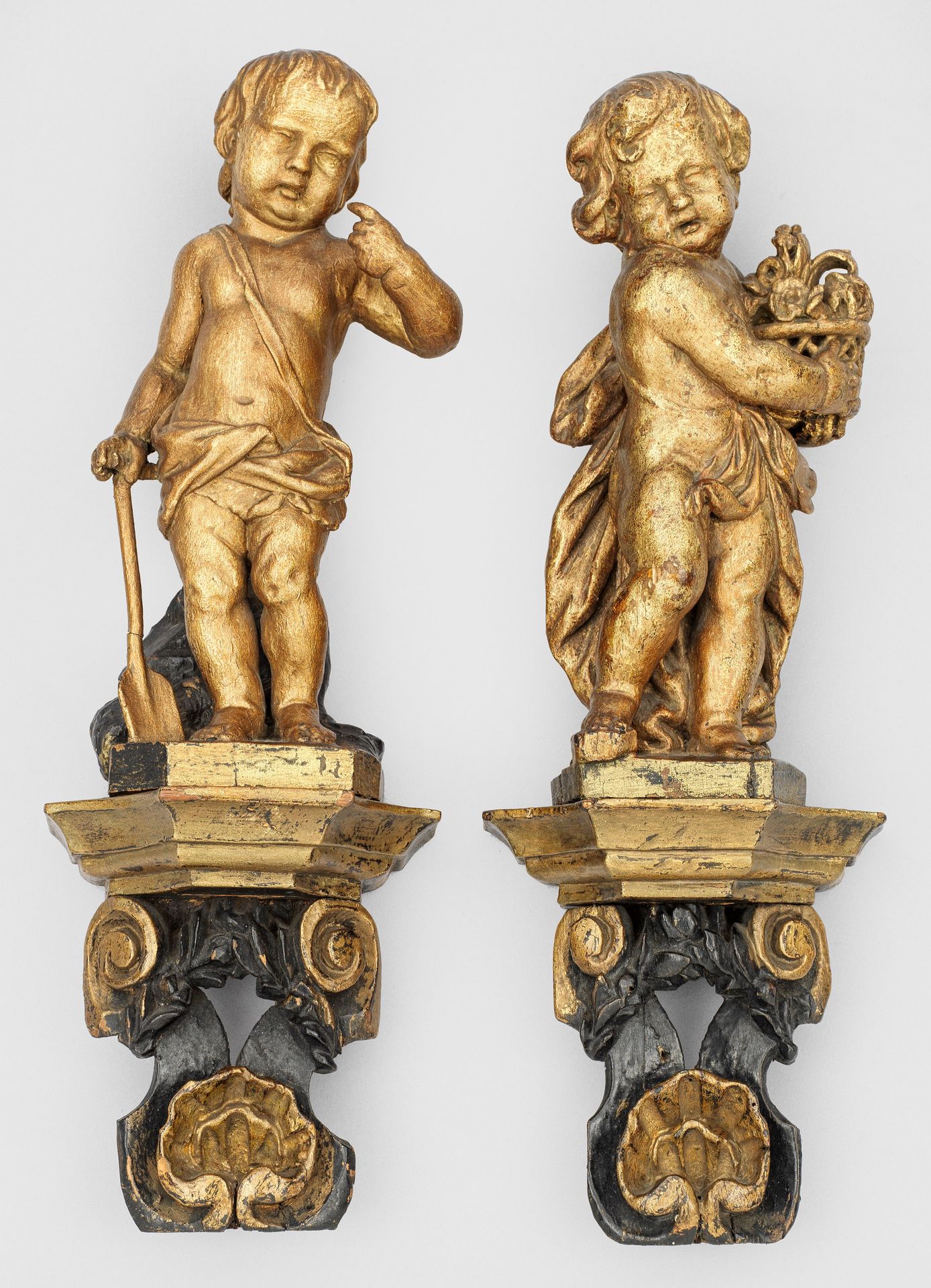 Null 德国雕塑家（活跃于 18 世纪）
一对园丁雕像
对偶。雕刻的木头；油漆已被转移。 站在倾斜的基座上，雕刻完整的莆蒂手持铲子和花篮。对称的弧形底座上浮雕&hellip;