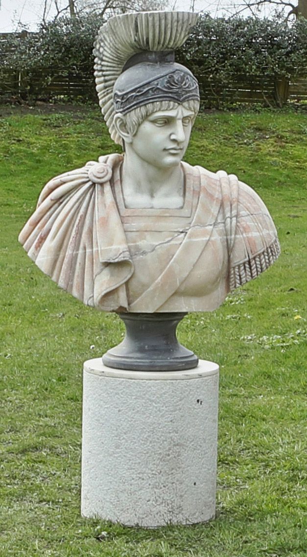 Null 意大利雕塑家（活跃于 20/21 世纪）
罗马将军高大威猛的半身雕像和基座
半身雕像由多种石材有效地雕刻而成，包括白色大理石（局部有灰色纹理）、粉色缟&hellip;
