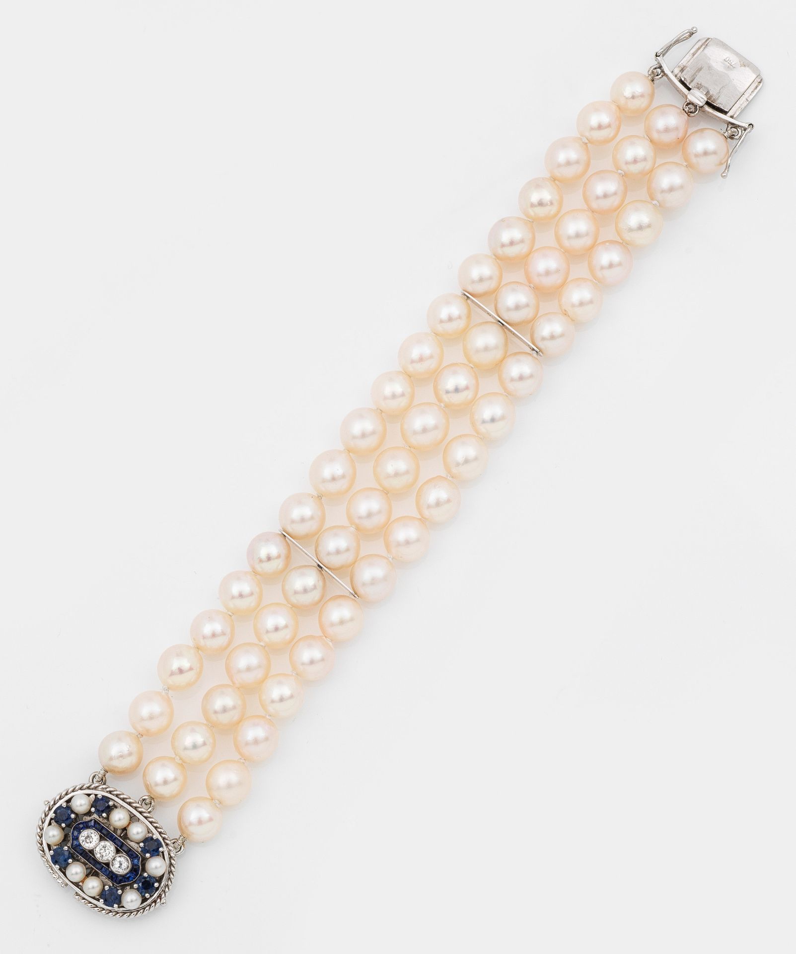 Null Bracelet de perles avec saphirs en or blanc, taille 750. Bracelet à trois r&hellip;