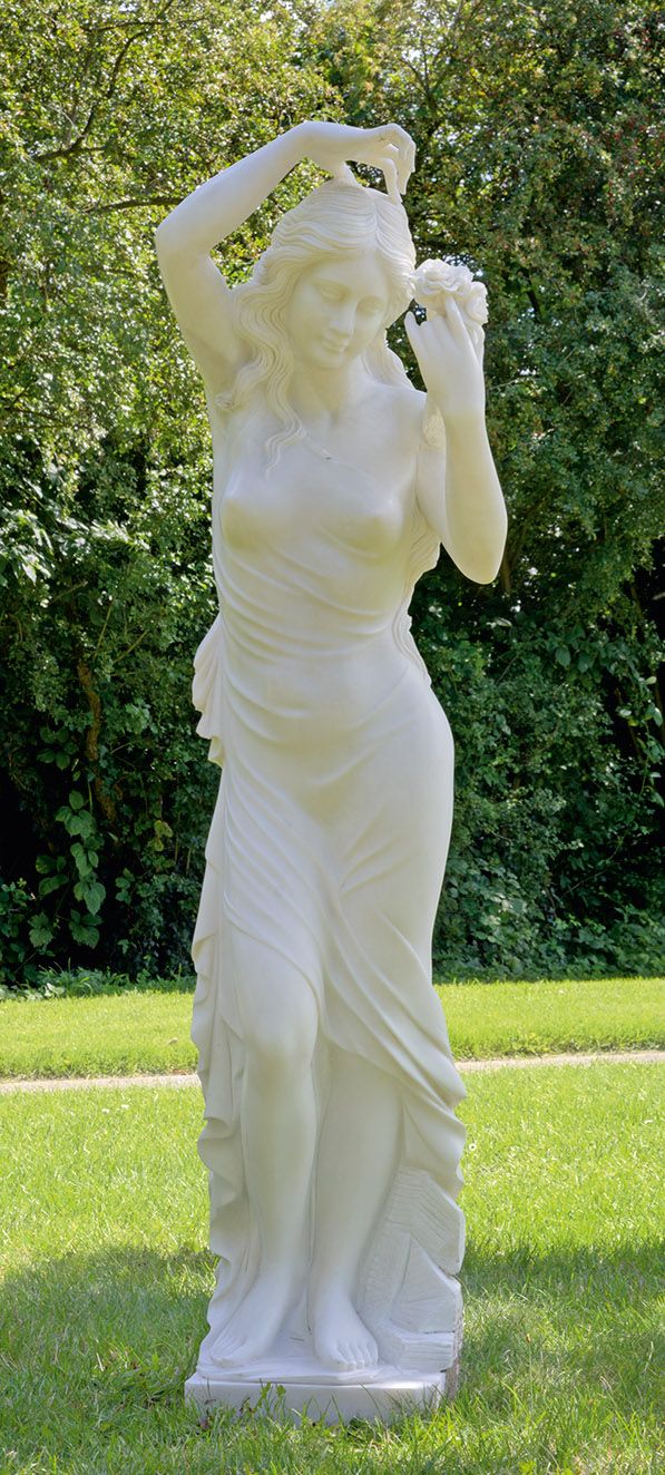 Null 意大利雕塑家（活跃于 20 世纪/21 世纪）
手持玫瑰的站立女孩
白色大理石。真人大小、雕刻完整的雕像，可作为花园或公园雕塑。站立的女孩身着轻盈的长&hellip;