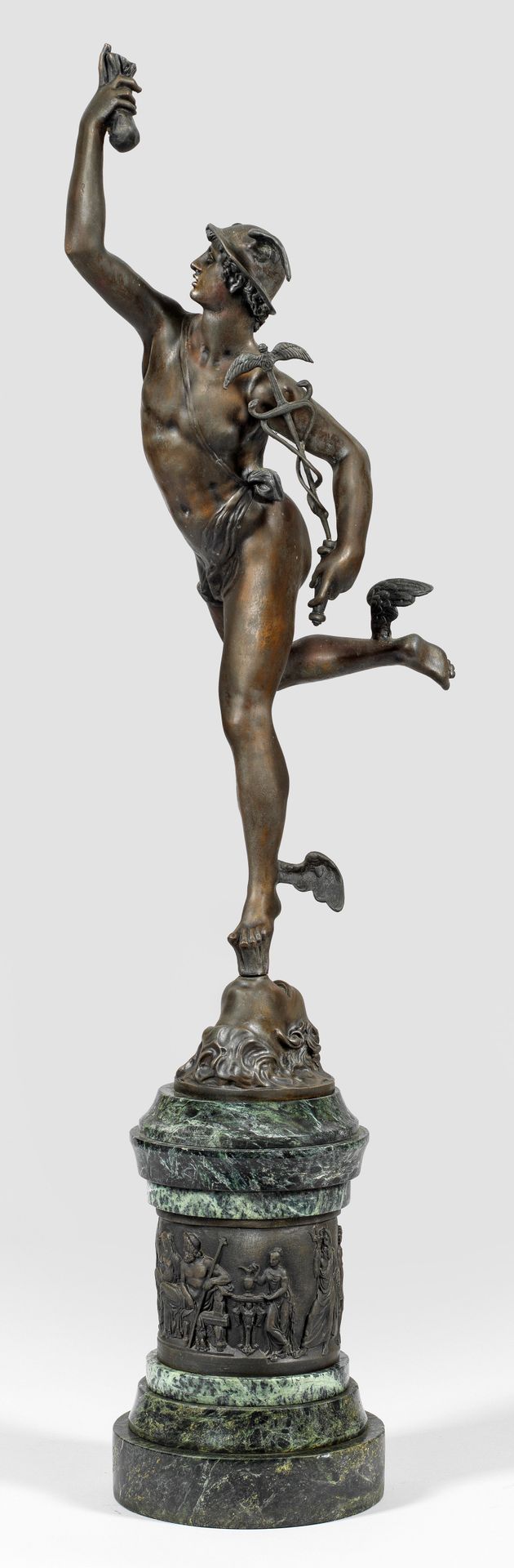 Null 詹博洛尼亚（1529 杜埃 - 1608 佛罗伦萨）在《墨丘利》之后
水银
青铜，深褐色铜锈；深绿色至无烟煤色大理石和铜锈的柱基。艺术家印记；根据佛罗&hellip;