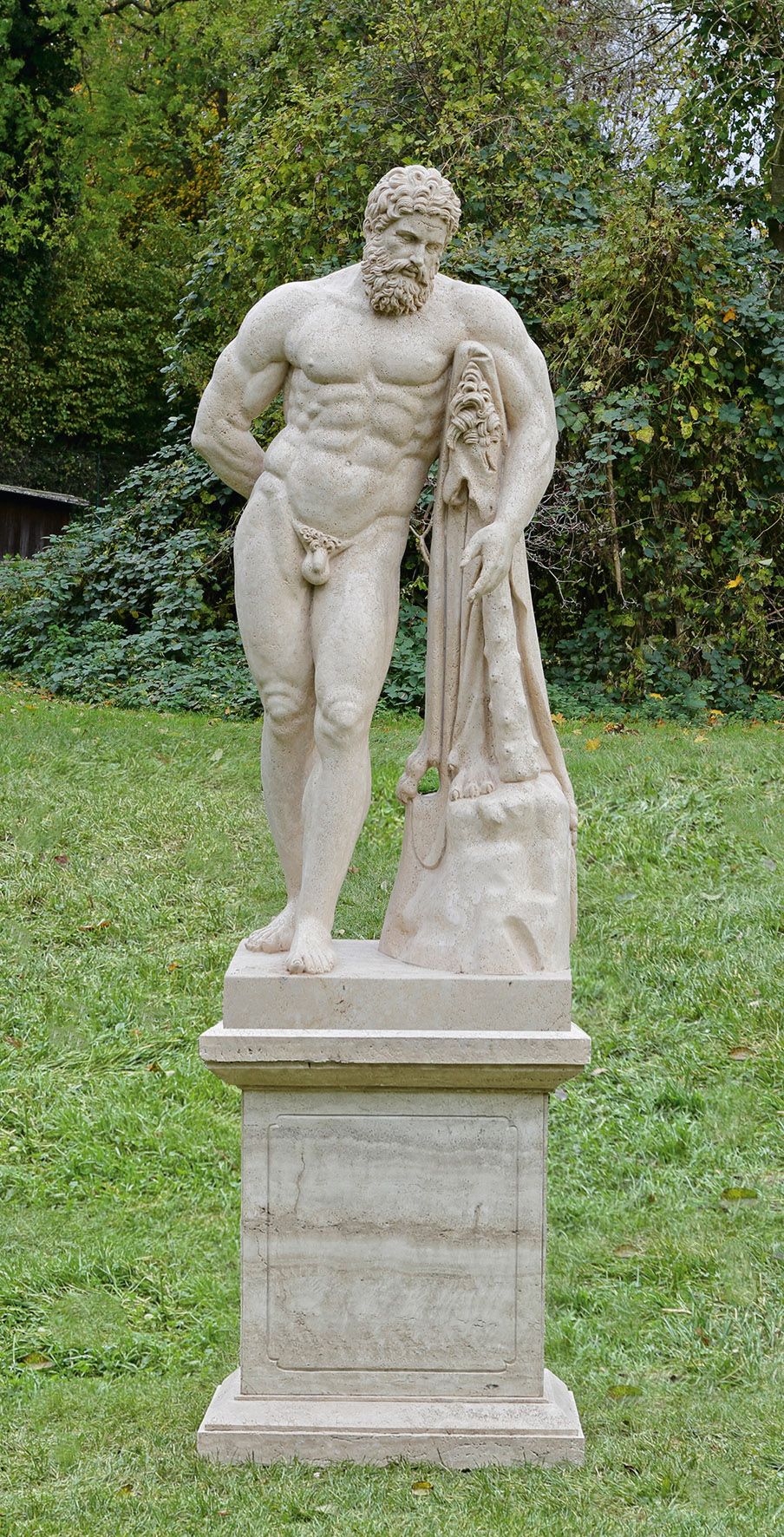 Null 海格力斯-法尔内塞大型洞石公园雕塑。完全雕刻的海格力斯英雄事迹后站立的形象，拄着一根棍子。岩石上放着尼米亚狮子的皮，右手拿着赫斯珀雷德斯的三个苹果。独&hellip;
