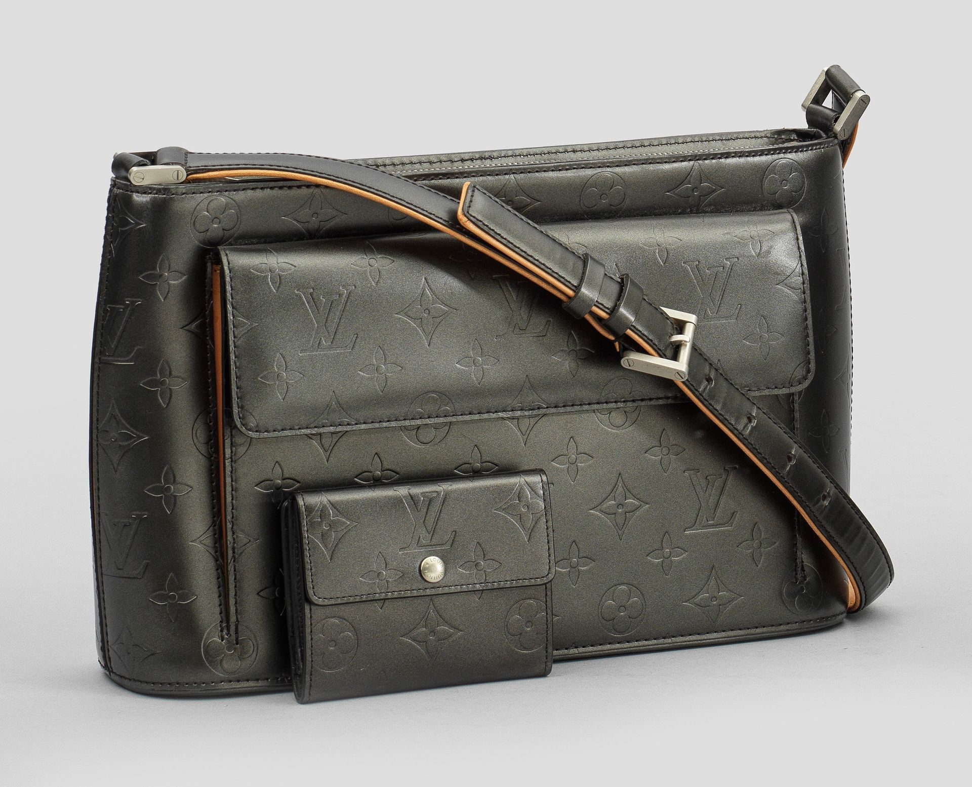 Null "Alston Bag" by LOUIS VUITTON with Monogram Vernis Matte Grey wallet and na&hellip;