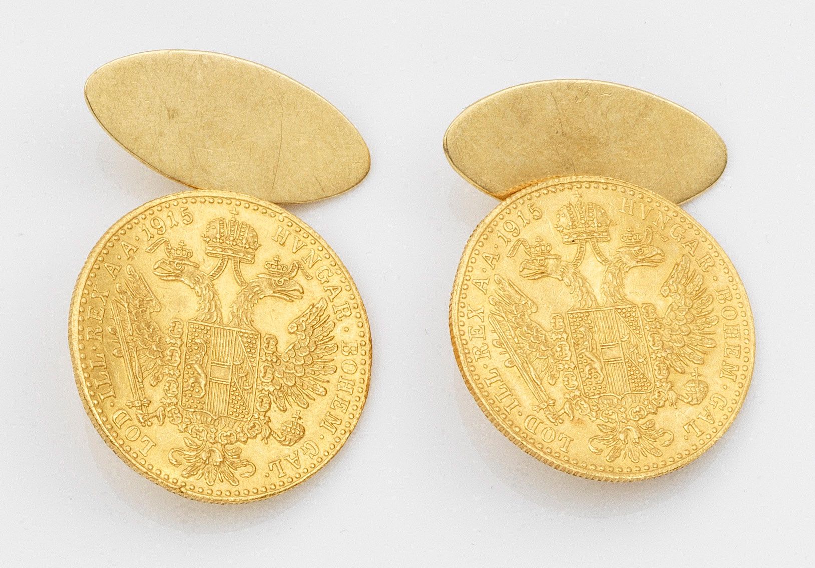 Null 一对黄金硬币袖扣，标有 750 和 986 号杜卡特金币，各镶嵌一枚 1915 年奥地利/匈牙利弗朗茨-约瑟夫一世皇帝杜卡特金币，总重量约 10.00&hellip;