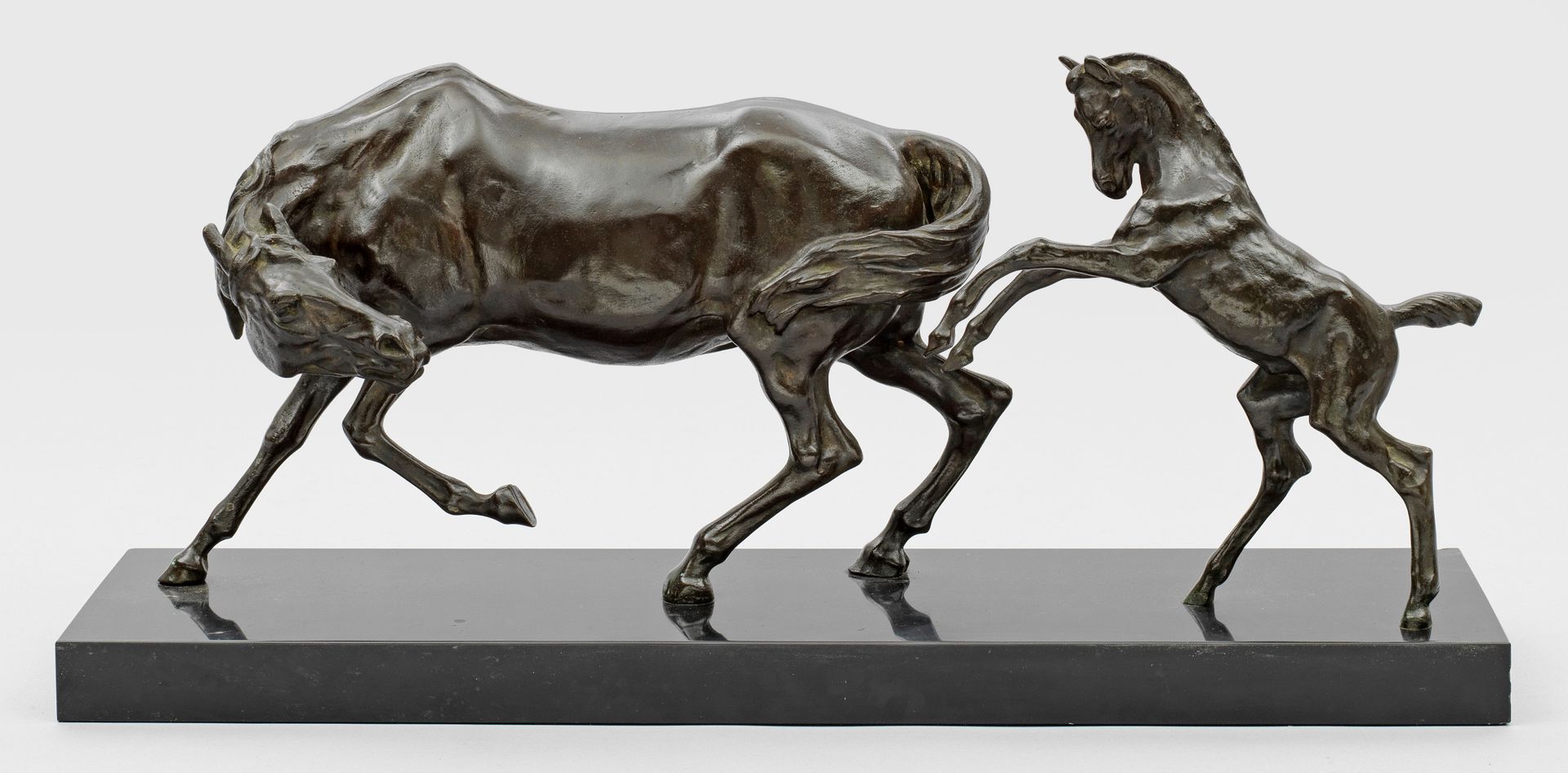 Null 皮埃尔-儒勒-梅内（Pierre Jules Mène，1810 年出生于巴黎，1879 年卒于同上。
母马和嬉戏的小马驹
青铜，深色铜锈；黑色石基座&hellip;
