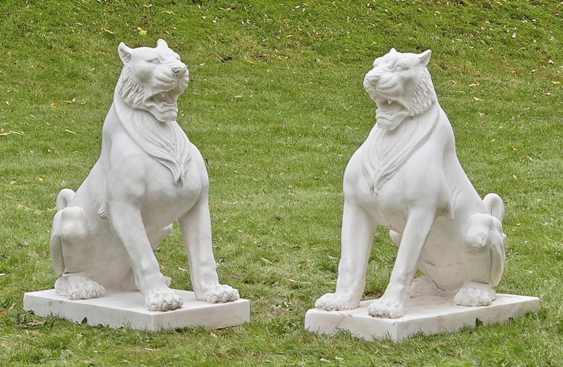 Null 一对园林雕塑狮子 白色大理石，带浅灰色或玫瑰色纹理。一个长方形基座上雕刻着风格化的狮子坐像。一个基座已修复；高 86 厘米。
一对意大利白色大理石狮子&hellip;