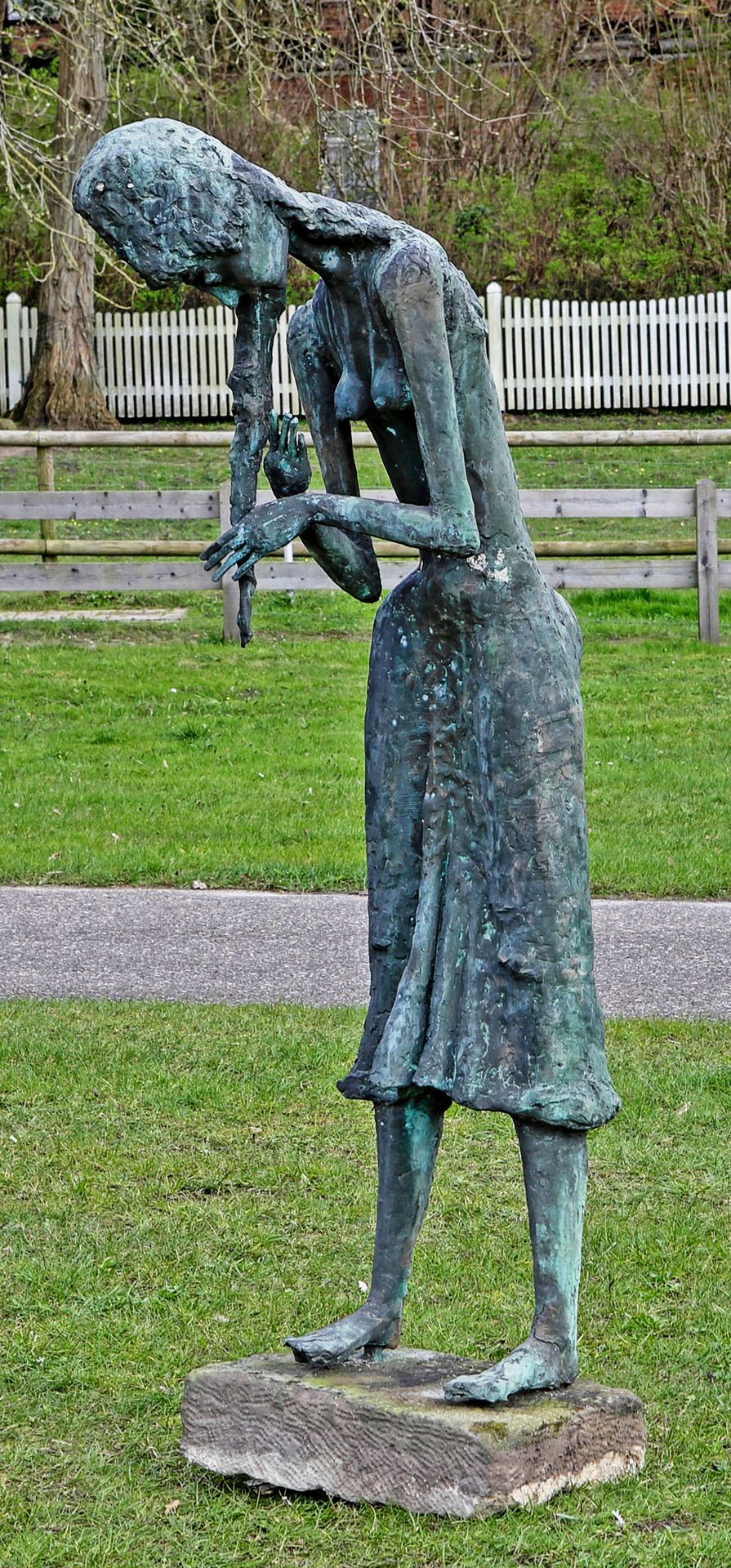 Null 伯恩哈德-克莱因汉斯（1926 森登霍斯特 - 2004 同上） 
沐浴女孩
青铜，釉面。可能创作于 20 世纪 70 年代。作为独立雕塑安装在砂岩基&hellip;