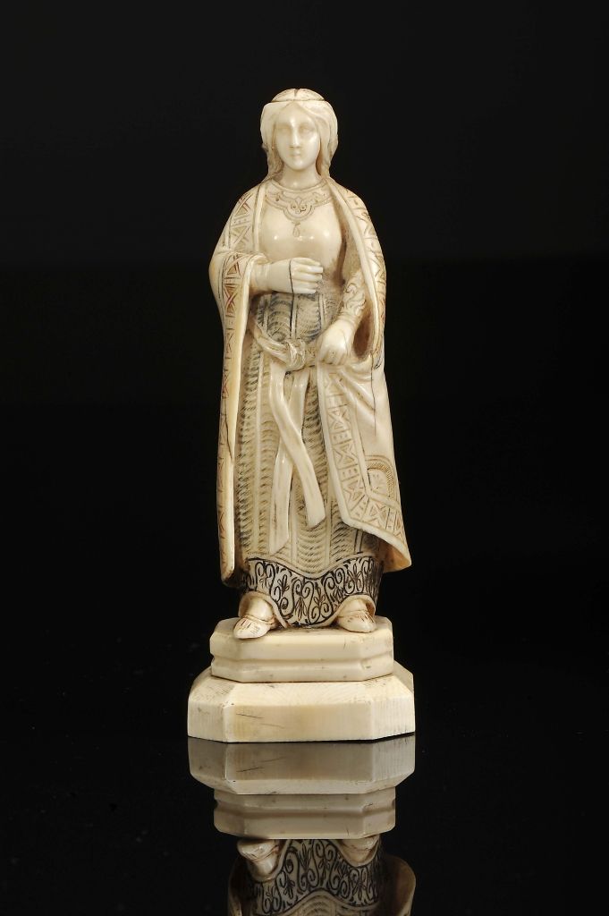 Chess Piece, 
Pièce d'échecs, "Reine", ivoire sculpté partiellement polychrome, &hellip;