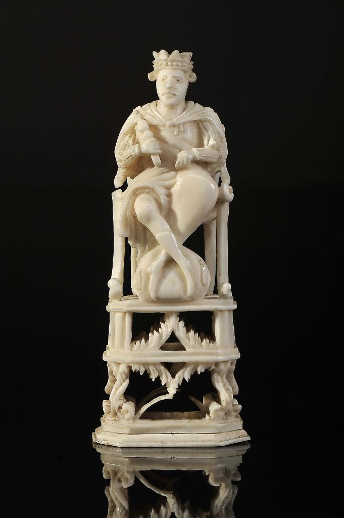 Chess Piece, 
国际象棋，"Kholmogory国王在他的宝座上"，雕刻和穿孔的海象牙，俄罗斯，18世纪，有轻微的缺陷，尺寸。- 10,5 cm -&hellip;