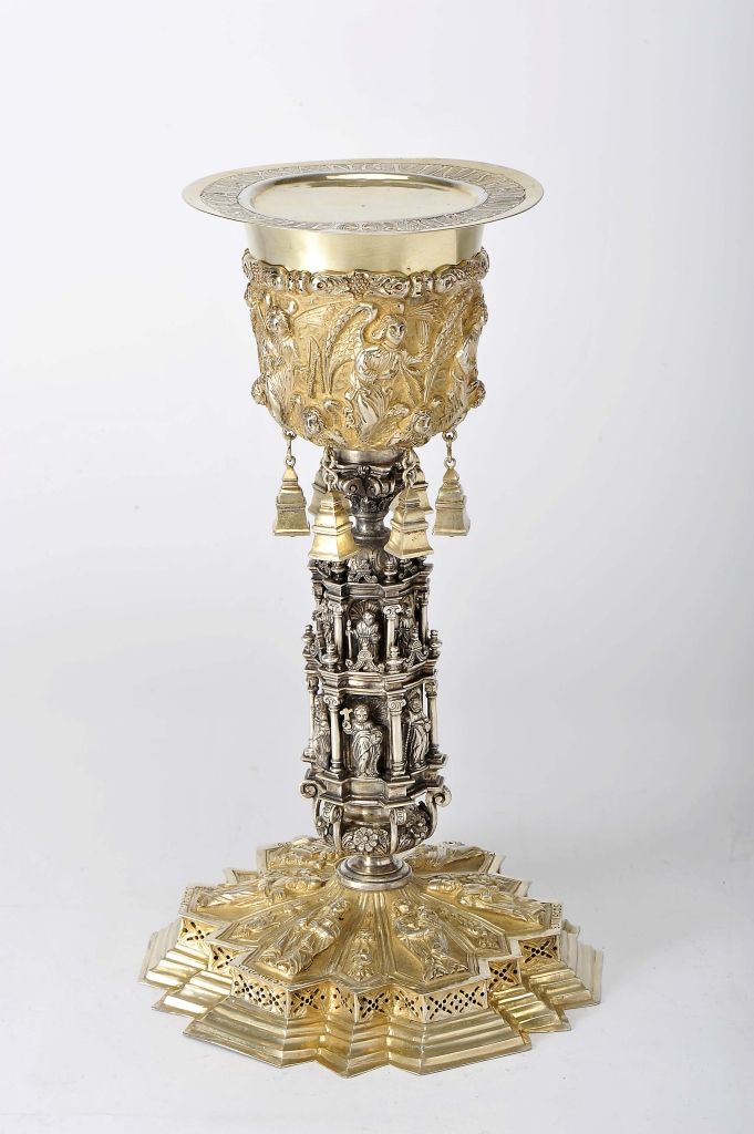 A revivalist chalice with paten 
Calice revivaliste avec patène, en argent et ar&hellip;