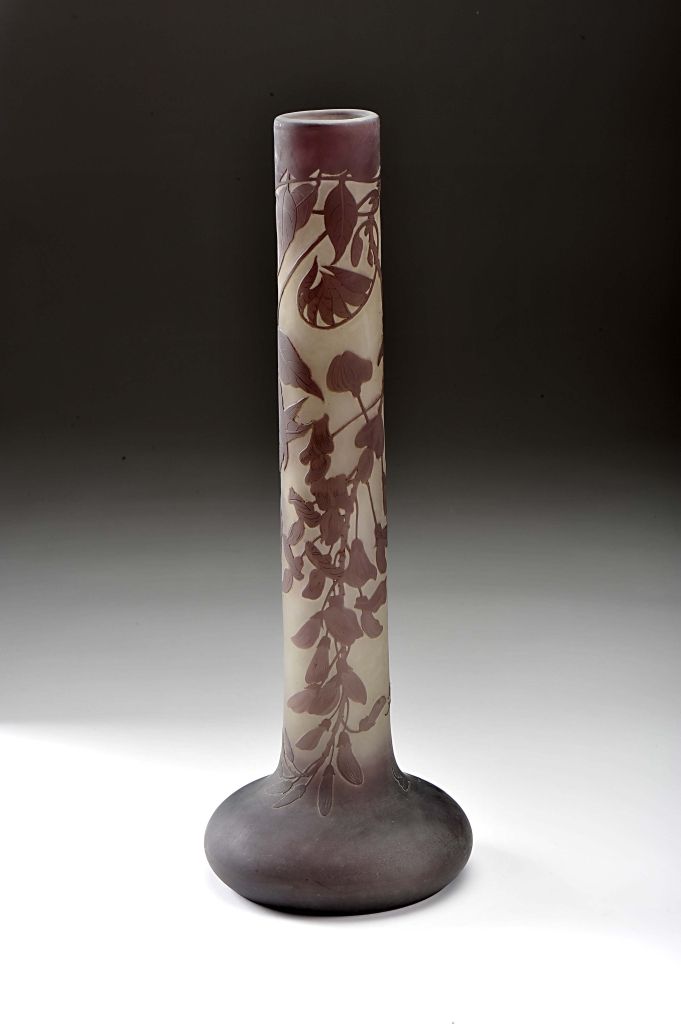 ÉMILE GALLÉ - 1846-1904 A vase ÉMILE GALLÉ - 1846-1904 一个花瓶，新艺术主义，玻璃浆，浮雕装饰 "叶子"，&hellip;