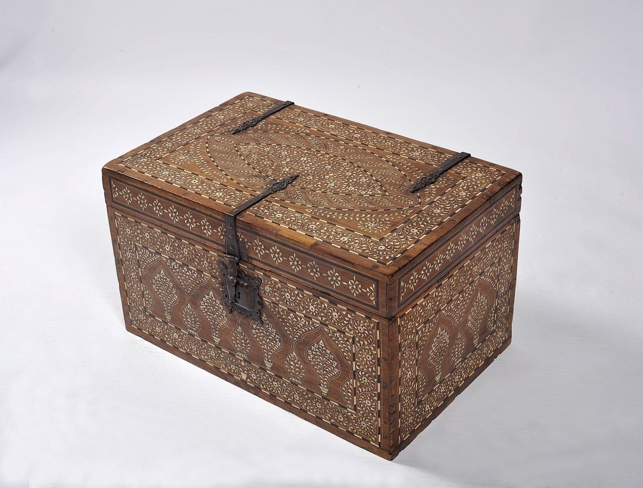 A CHEST 一个箱子，受伊斯兰教影响，雪松，骨和乌木镶嵌 "花瓶，花和植物卷轴"，铁支架与箱锁，西班牙，17世纪，小的修复，轻微的缺陷，使用痕迹， Dim.&hellip;