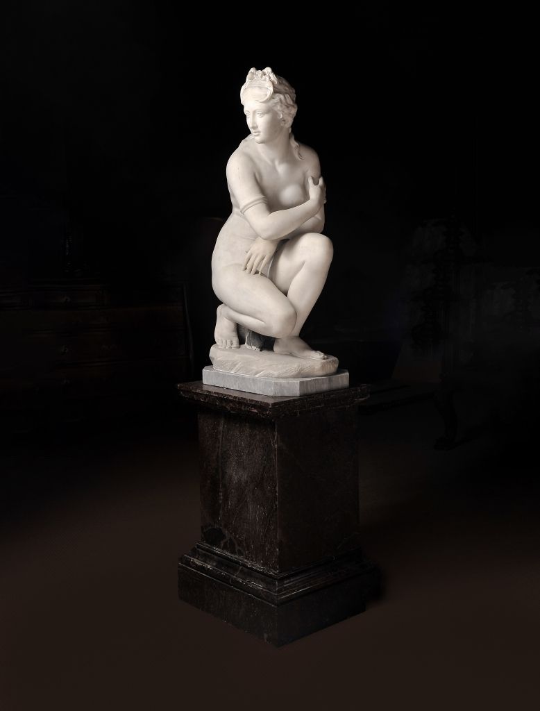 Venus (of Lely) 维纳斯（莱利的），白色大理石雕塑，棕色阴影的大理石底座，意大利，19世纪，雕塑有潮湿的污渍，底座有轻微的缺陷和瑕疵，签署CHIU&hellip;