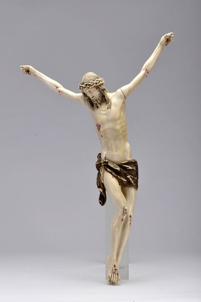 Crucified Christ 被钉在十字架上的基督，部分多色和鎏金的象牙雕塑，红宝石的应用，欧洲，18世纪，装饰上有磨损，该拍品受CITES出口/进口限制，&hellip;