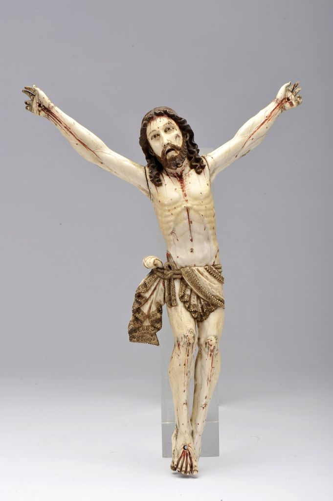Crucified Christ 被钉在十字架上的基督，部分多色和镀金的象牙雕塑，印度-葡萄牙人，18世纪，手指上有轻微的缺陷，镀金上有重绘，原来是红色的吗？"&hellip;