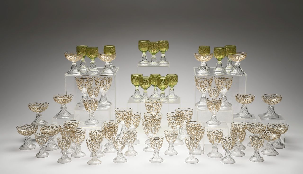 Part of a "Cluny" model glassware 克鲁尼 "模型玻璃器皿的一部分，来自圣路易工厂的水晶，螺旋和鎏金装饰 "植物元素"，包括两个&hellip;