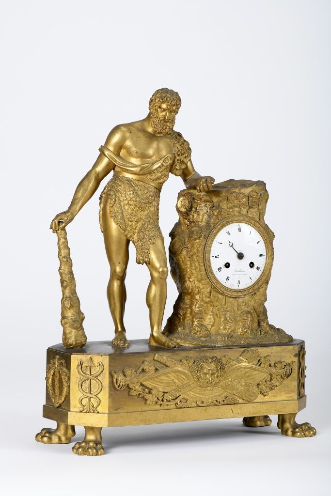 A table clock Pendule de table Empire, bronze doré en relief "Hercule", cadran é&hellip;