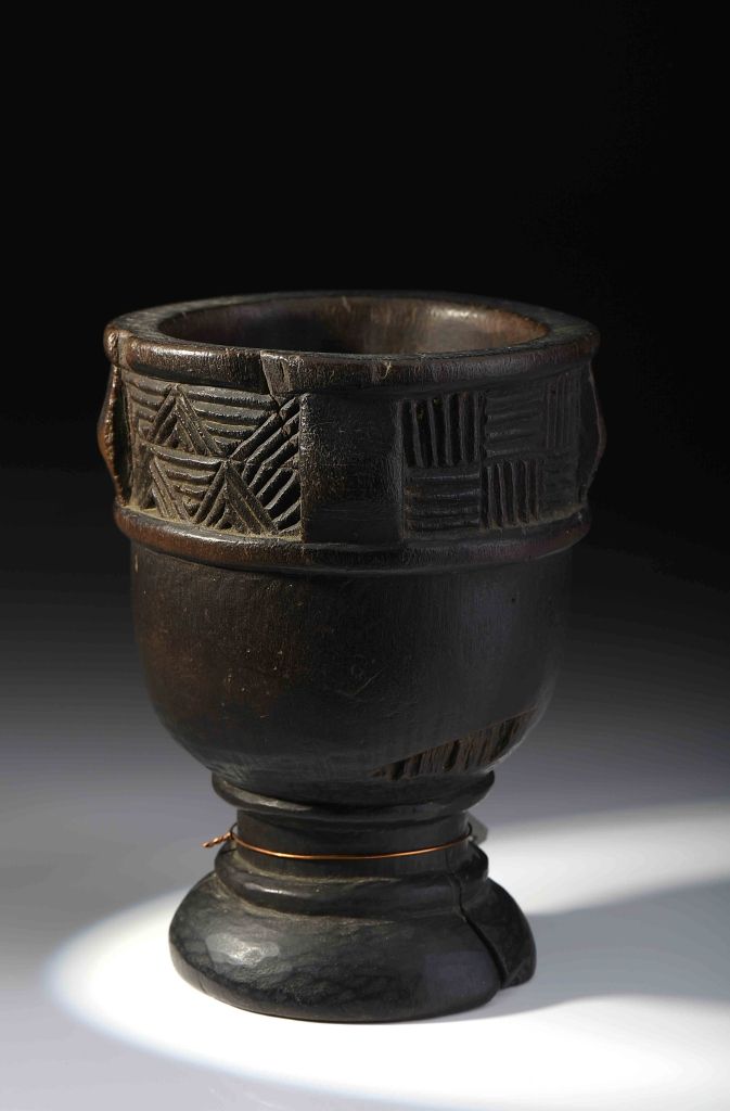 A mortar A mortar, wood, carved decoration "Geometric motifs"., Angolan - Tshokw&hellip;