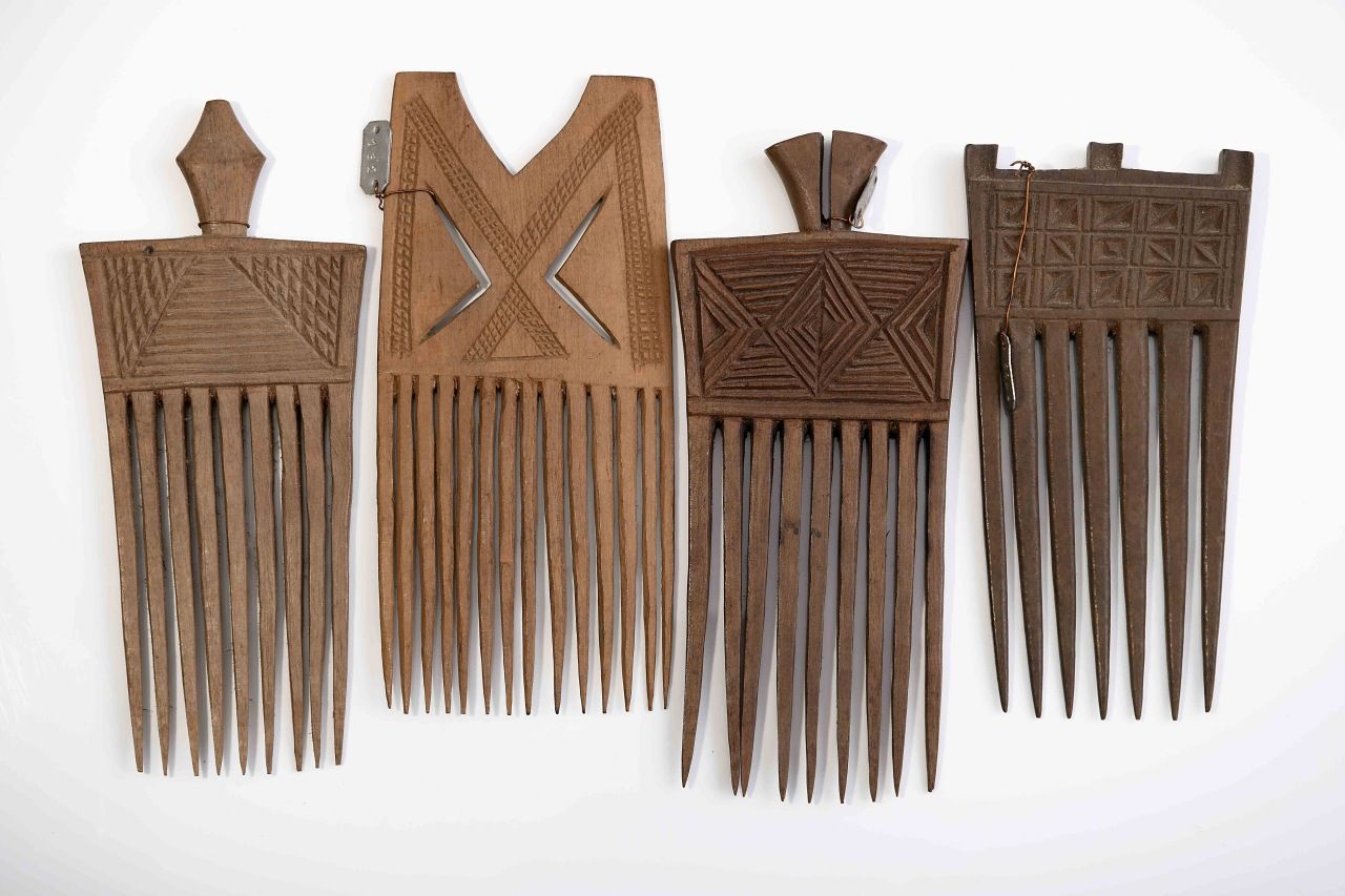 Four different combs Four different combs, wood, carved and pierced decoration "&hellip;