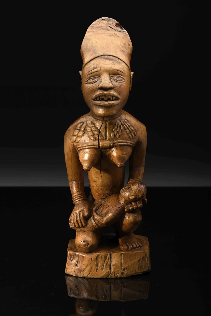 Maternity Maternity, wooden sculpture representing a female figure holding a chi&hellip;