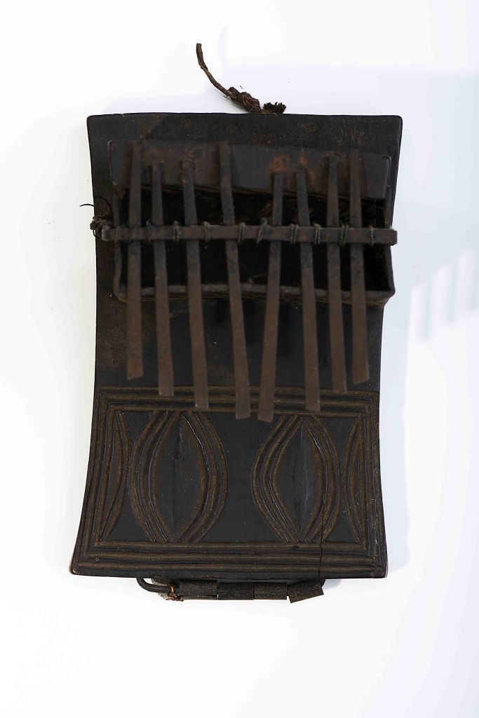 A kisanji A kisanji, wood and iron lamellophone, carved decoration "Cauris", Ang&hellip;