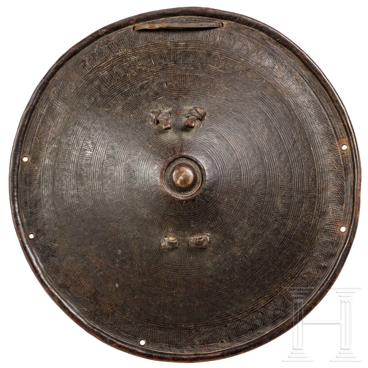 Null Escudo circular de cuero con decoración geométrica, sin herrajes metálicos.&hellip;