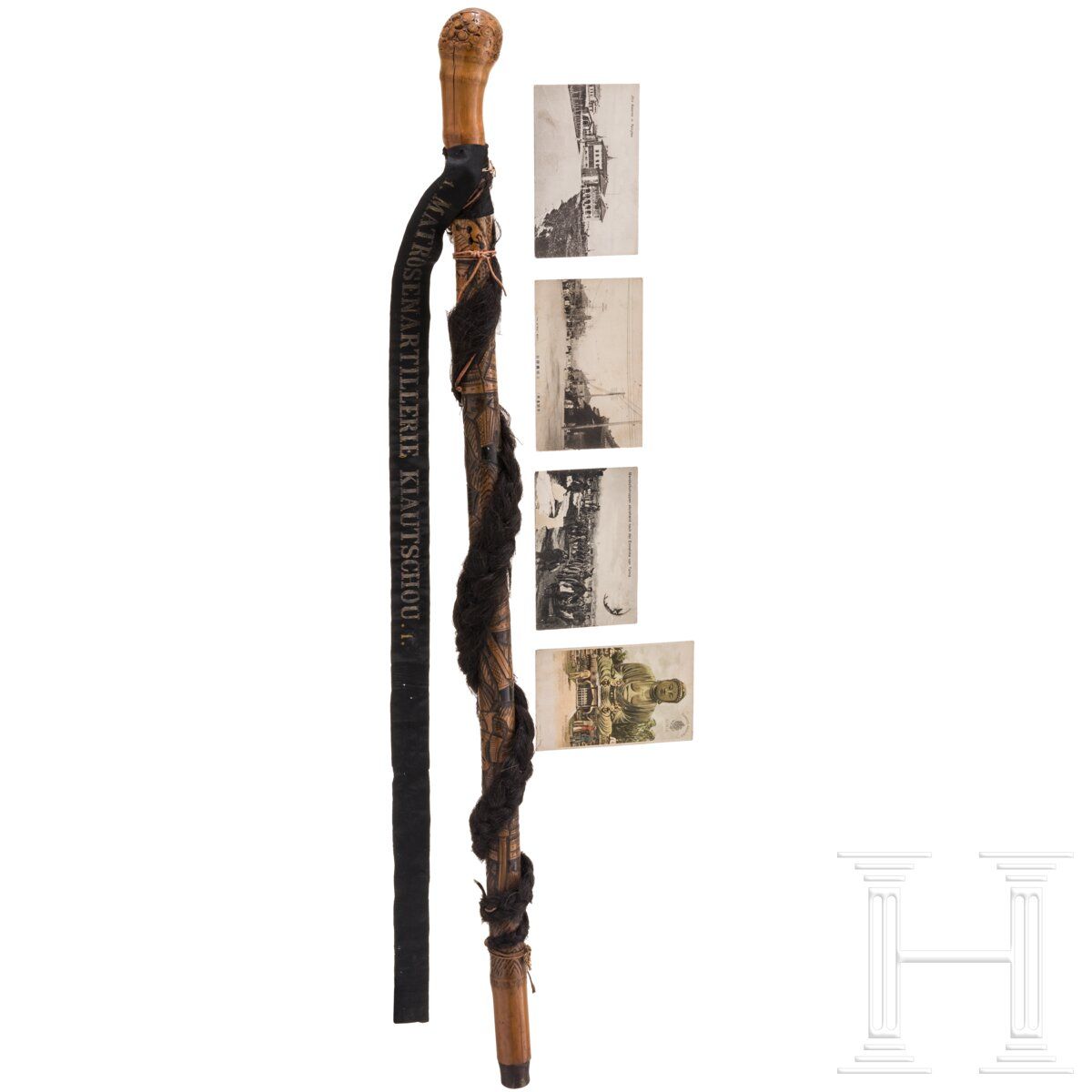 Null 约 1914 年嘉义水兵炮兵预备役指挥棒 
手工雕刻的竹制指挥棒上有中国武士图案，原有的黑色帽带上编织有 "Matrosenartillerie Ki&hellip;