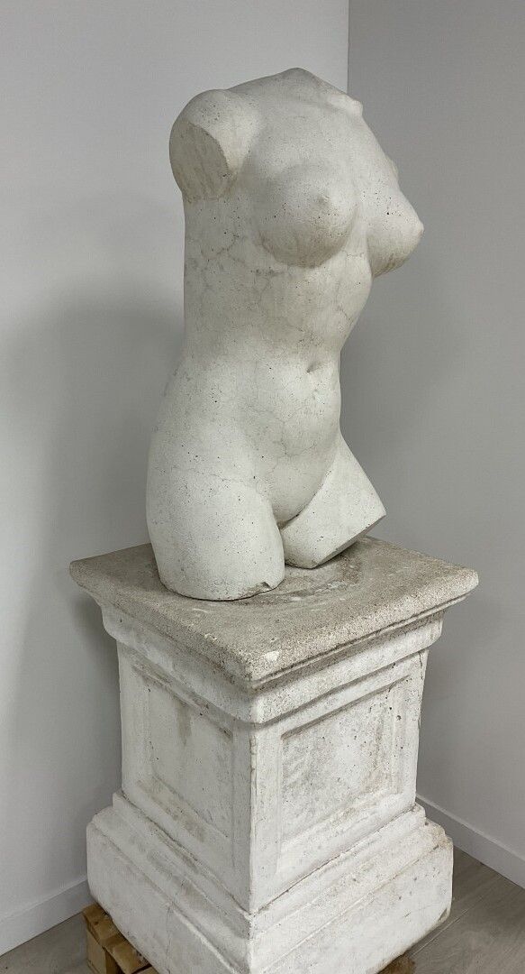 Null Y.GISCLARD CAU (1902-1990)，大型石雕维纳斯半身像，在其重建的石头底座上（底座上有裂纹），146x51x52cm，右大腿上有空&hellip;