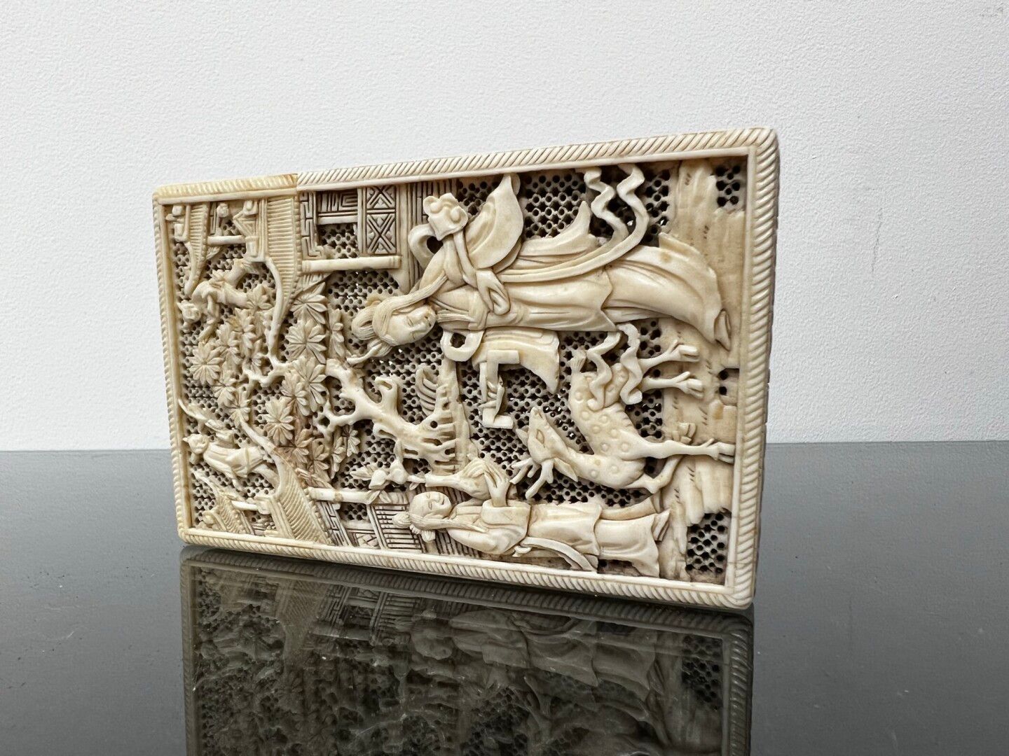 Null CHINE, Canton, Etui à cartes en ivoire sculpté ajouré, réparation ancienne