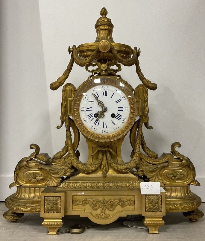 Null Chased and gilded bronze clock decorated with garlands and laurel falls, kn&hellip;