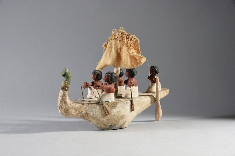 ÉGYPTE. 
Model of boat and its crew, it is equipped with a linen sail and a rudd&hellip;