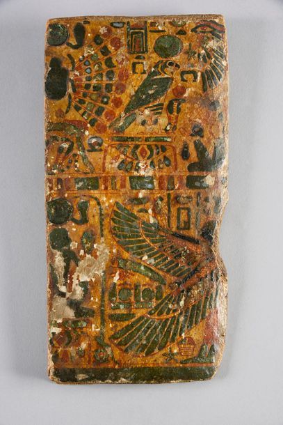 Null Fragment de couvercle de sarcophage orné d'un Horus, d'un scarabée et d'ail&hellip;
