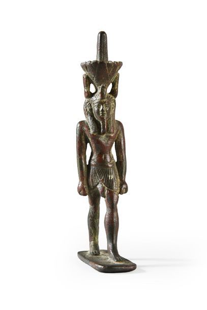 Null Statuette votive représentant le dieu Neferetoum sur une base rectangulaire&hellip;