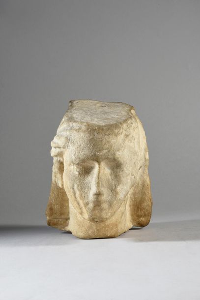 GRECE. 
Tête de femme en marbre. (Usures).
Epoque Antique.
H.: 17 cm.
Provenance&hellip;