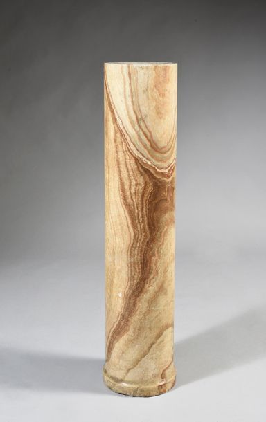 Null Demi-colonne en onyx d'Égypte.
H.: 98 cm, D.: 20,5 cm